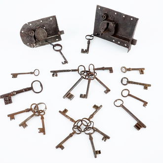 Une petite collection de serrures et clés en fer forgé, 19ème et avant