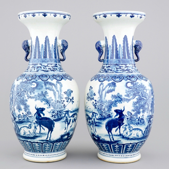 Une grande paire de vases en porcelaine de Chine bleu et blanc, 19ème