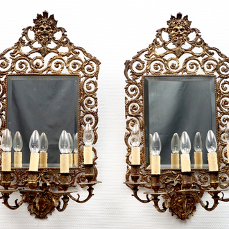 A pair of gilt bronze wall sconces with mirrors, France, 19e eeuw