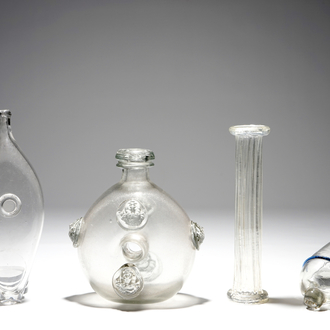 A set of four antique glass pieces incl. a flask and a pillar, 17/18th C.