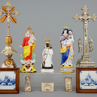 Un lot d'objets religieux: 3 ex-voto, 3 Vièrges à l'Enfant, 2 crucifixes et 2 carreaux de Delft