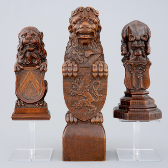 Trois ours héraldiques de Bruges en bois sculpté, 19/20ème