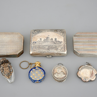 Un lot de trois boîtes en argent, deux reliquaires et deux flacons à parfum, 19/20ème