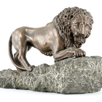 Een fijne leeuw in gietijzer op stenen sokkel, Frankrijk, 18e eeuw