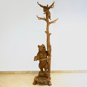 A carved wood coat and umbrella hall rack with two bears on a tree, Black Forest, 1st half 20th C.