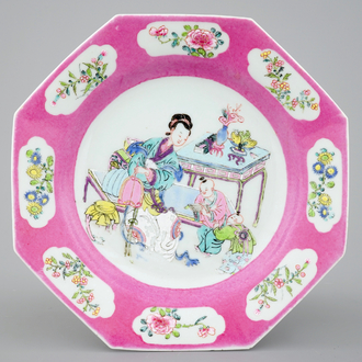 Een Chinees octagonaal famille rose bord met roze rand, Yongzheng, 1723-1735