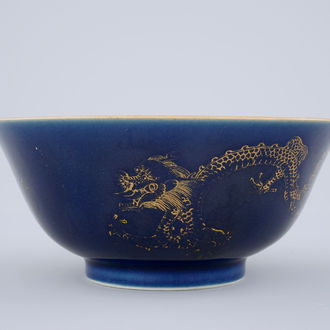 Un bol en porcelaine de Chine bleu poudré et doré à décor de dragons, 18/19ème