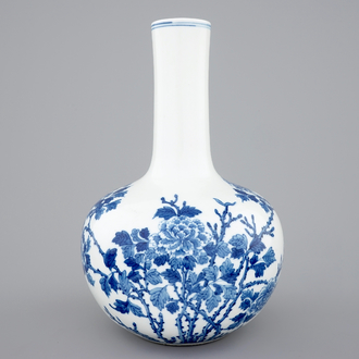 Een blauw-witte Chinese bolvaas met floraal decor, 20e eeuw