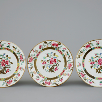 A set of three Chinese famille rose plates with flowers, 18th C.