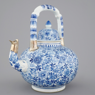 Een zeer grote blauw-witte theepot met zilveren montuur, Kangxi