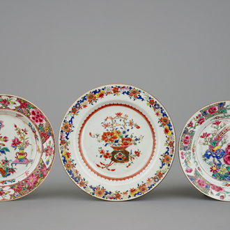 A set of 3 Chinese famille rose plates, Yongzheng/Qianlong, 18th C.