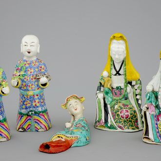 Un ensemble de 5 figures en porcelaine de Chine famille rose, 18/19ème