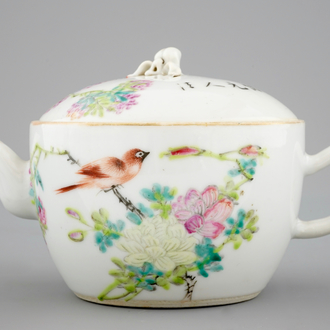 Een Chinese theepot met qianjiang cai decor, 19/20e eeuw