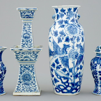 Un lot de 4 vases en porcelaine de Chine bleu et blanc, 18/19ème