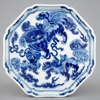 Un plateau octagonal en porcelaine de Chine à décor de chiens de fo, 19ème