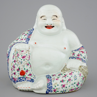 Un grand modèle de Bouddha en porcelaine de Chine famille rose, 19/20ème