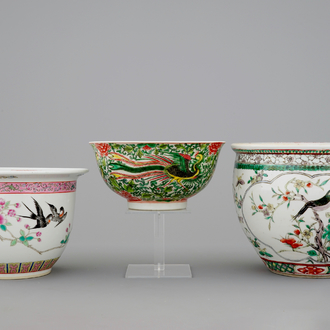 Two Chinese porcelain flower pots and a wucai bowl, 19/20th C.