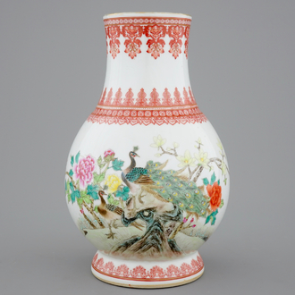 Un vase en porcelaine de Chine famille rose à décor d'un paon, 20ème