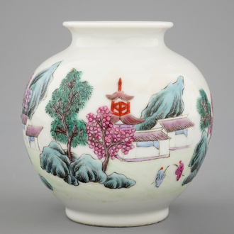 Un vase famille rose en porcelaine de Chine, marque de Hongxian