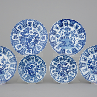 Een set van 6 blauw-witte Chinese borden met floraal decor, Kangxi, 18e eeuw