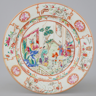 Een Chinese famille rose schotel met mandarijn decor, Qianlong, 18e eeuw