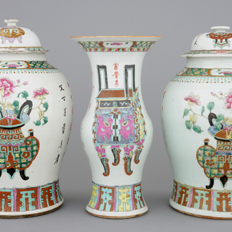 Un lot de 3 vases en porcelaine de Chine famille rose, 19ème