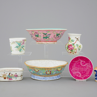 Een collectie van 9 Chinese objecten, famille rose en Qianjiang cai, 19/20e eeuw