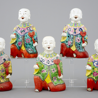 Un lot de 5 figures d'hommes assis en porcelaine de Chine famille rose, 19ème