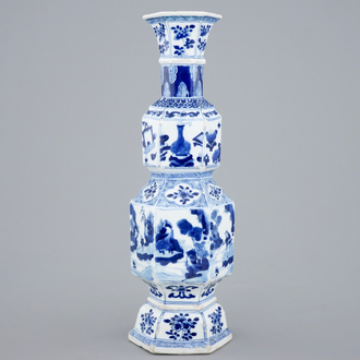 Een blauw-witte Chinese octagonale vaas, Kangxi