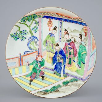 Een ongewone Chinese famille rose schotel met "openlucht" decor, Yongzheng, 1723-1735