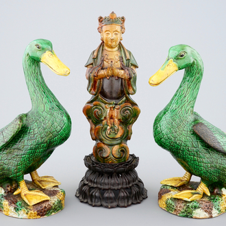 A Ming sancai Guanyin and a pair of verte biscuit figures of ducks, 18/19th C.