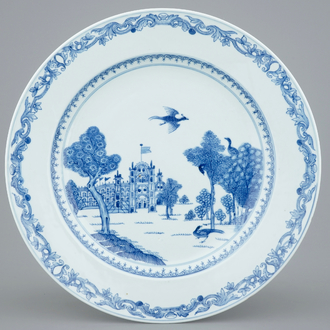 Een Chinese blauw-witte schotel met decor van Burghley House, ca. 1745