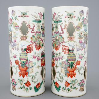 Une paire de portes-chapeaux en porcelaine de Chine famille rose, 19ème