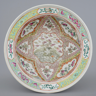 Un bol profond avec inscription en porcelaine de Chine famille rose, 19ème
