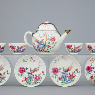 A Chinese famille rose teapot with for cups and saucers, Qianlong, 18th C.