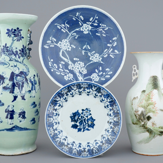 Deux vases et deux plats en porcelaine de Chine en bleu et blanc, 18/19ème