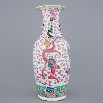 Un grand vase en porcelaine de Chine famille rose au dragons et chiens de fo, 19ème