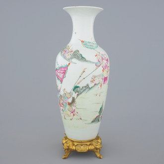 Un vase en porcelaine de Chine famille rose sur socle en bronze doré, 18/19ème
