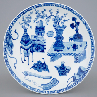 Een Chinese blauw-witte schotel met kostbaarhedendecor, Kangxi