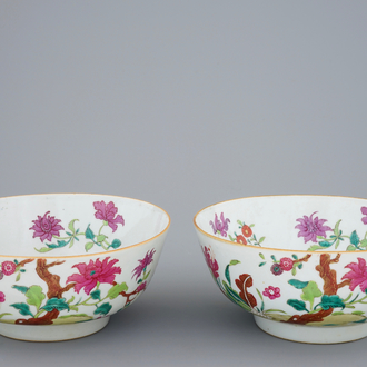 Een paar Chinese famille rose kommen met floraal decor, Qianlong, 18e eeuw