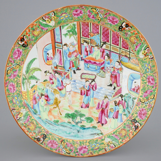 Un grand plat en porcelaine de Chine famille rose de Canton, 19ème