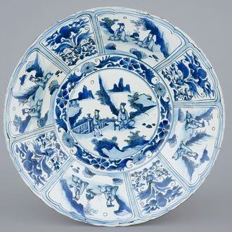 Een zeer grote blauw-witte kraak porseleinen schotel, Wanli, 1573-1619