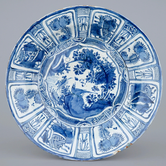 Een zeer grote blauw-witte kraak porseleinen schotel, Wanli, 1573-1619