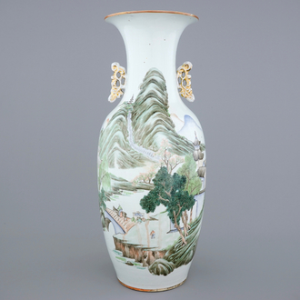 Une vase en porcelaine de Chine famille rose à décor d'un paysage, 19/20ème