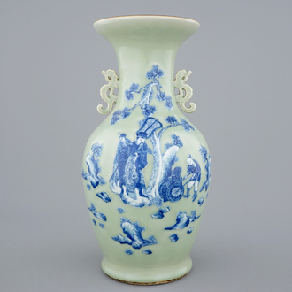 Un vase très fin en porcelaine de Chine en bleu et blanc sur fond céladon, 19ème