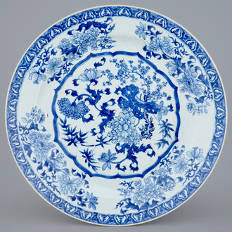 Een grote blauw-witte Chinese schotel met fijn floraal decor, Qianlong, 18e