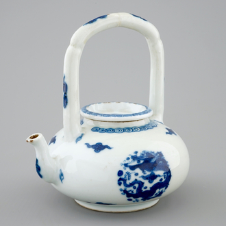 Een Chinese blauw-witte theepot met decor van draken, Kangxi