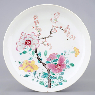 Een groot Chinees famille rose bord met verfijnd decor, Yongzheng, 1723-1735