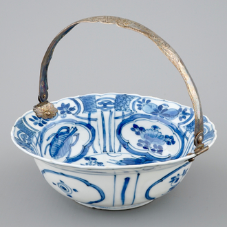 A Chinese blue and white silver-handled Kraak porcelain klapmuts bowl with a salamander, Wanli, 1573-1619