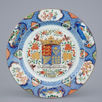 Een grote Chinese verte-Imari schotel met het wapen van Engeland, Kangxi, ca. 1710-20